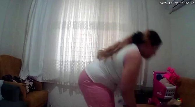 Antalya’da 1 Yaşındaki Bebeğini Darbettiği Güvenlik Kamerasına Yansıyan Yabancı Uyruklu Anne, Gözaltına Alındıktan Sonra Çıkarıldığı Mahkemece Tutuklandı (1)