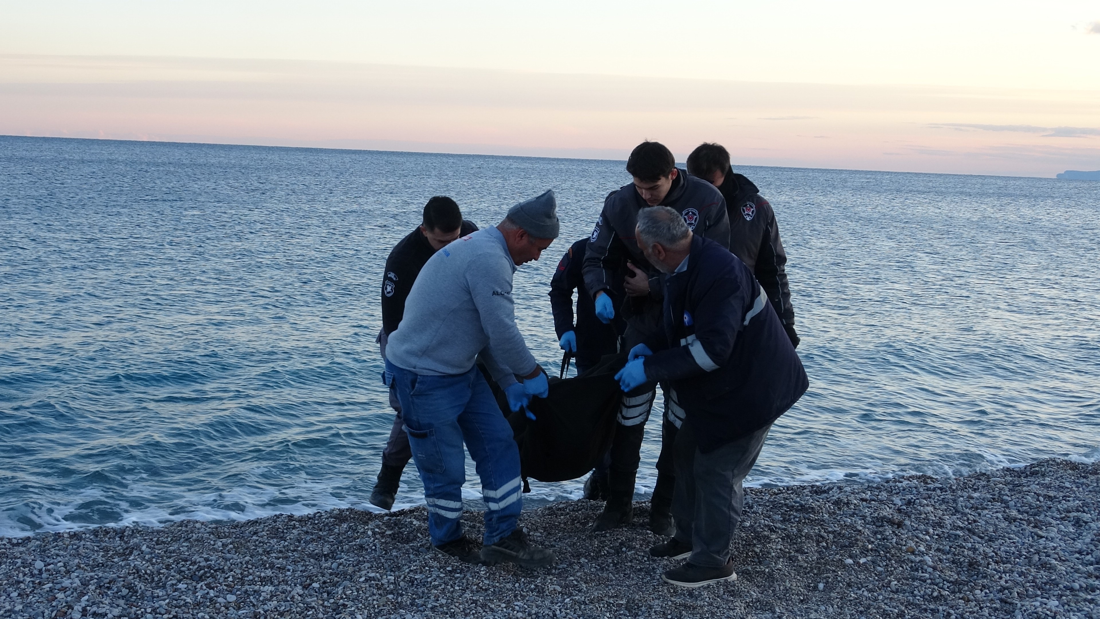 Antalya'da Balık Tutan Vatandaşların Oltasına Ceset Takıldı (4)