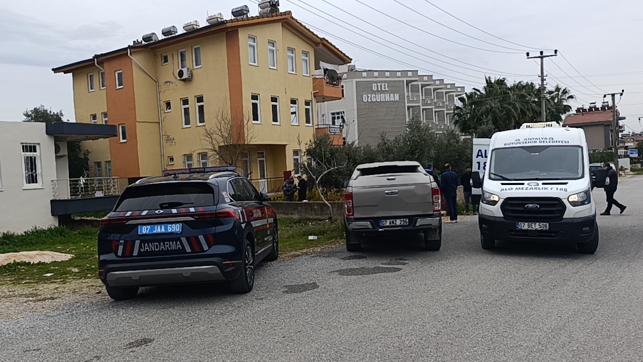 Antalya'da Evinde Karnından Vurulmuş Halde Ölü Bulundu (2)