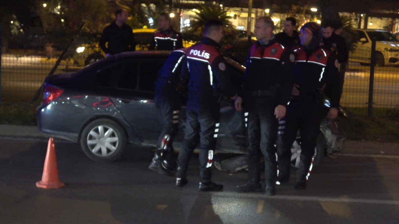 Antalya’nın Muratpaşa Ilçesinde Polisin Dur Ihtarına Uymayan Otomobil Sürücüsü, Yarım Saat Süren Kovalamaca Sonrası 4 Araca Ve Refüje Çarptı. Yaralı Sürücü Hastaneye Kaldırıldı (2)