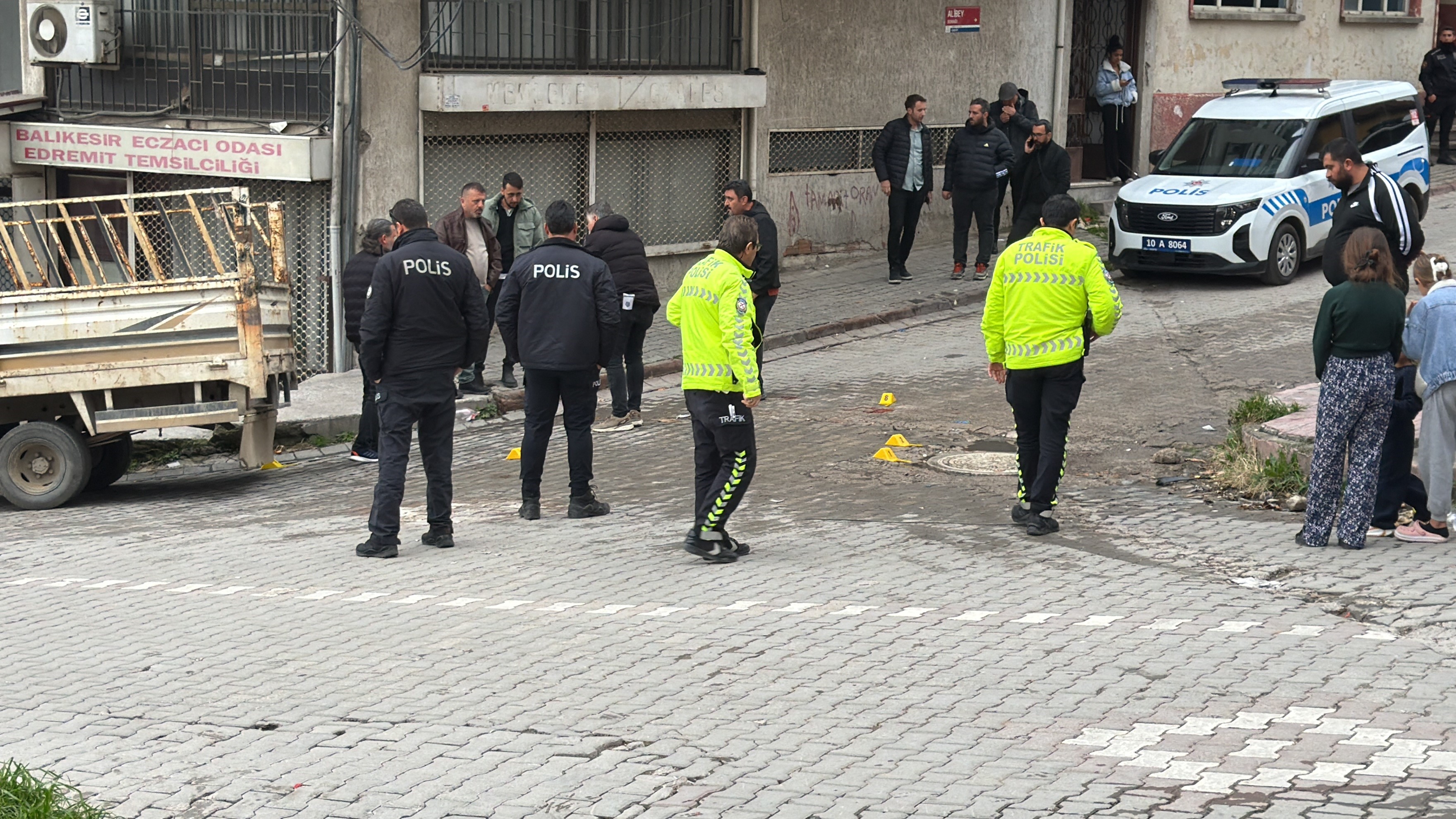 Balıkesir’in Edremit Ilçesinde Alacak Verecek Meselesi Nedeniyle Çıkan Silahlı Kavgada 2 Kişi Yaralandı. Olayla Ilgili Soruşturma Başlatıldı (1)