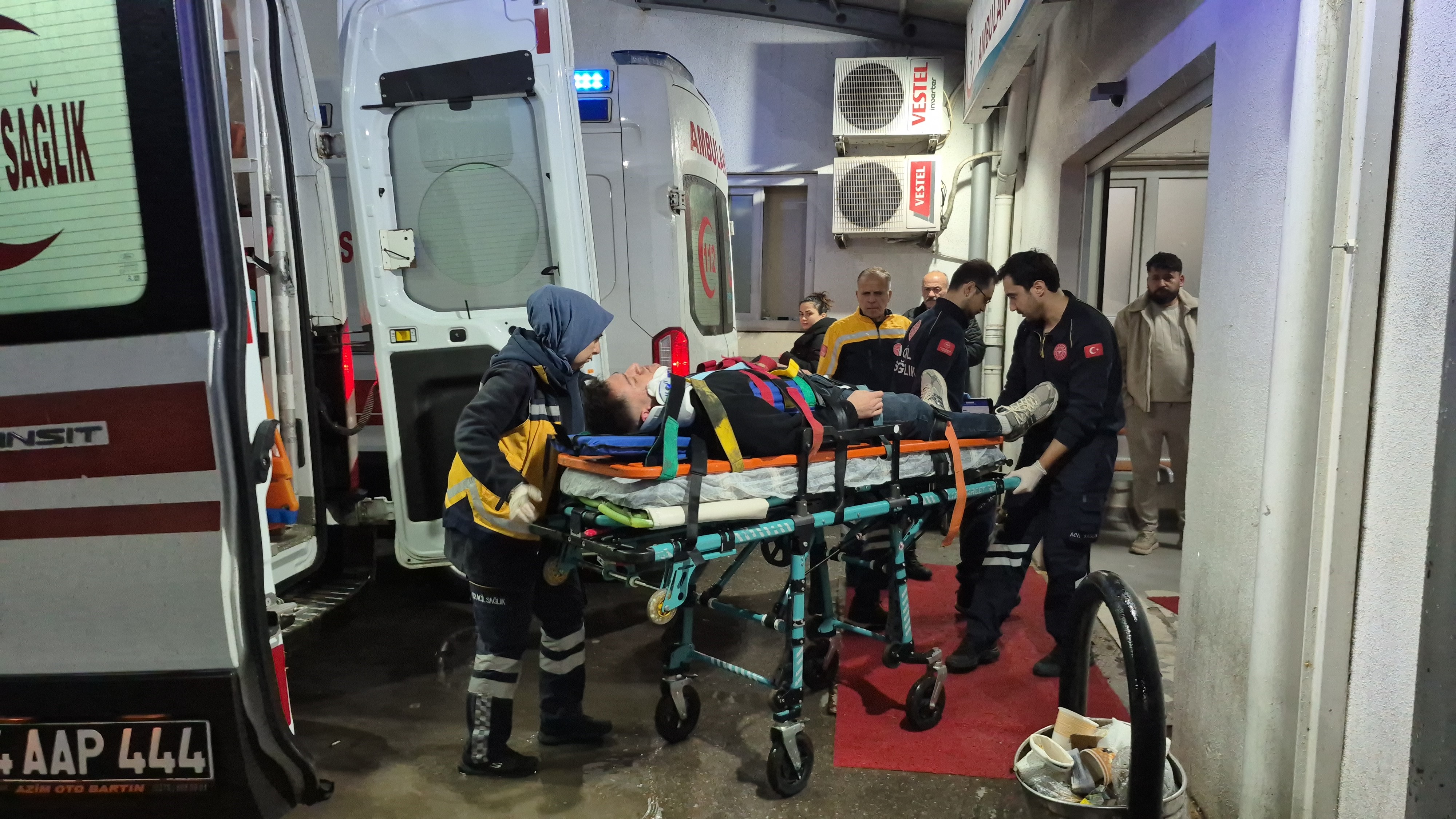 Bartın’da Kavşakta Meydana Gelen Trafik Kazasında Iki Otomobil Çarpıştı. Araçta Sıkışan 2 Yaralı Ekiplerce Kurtarılarak Hastaneye Kaldırıldı (1)