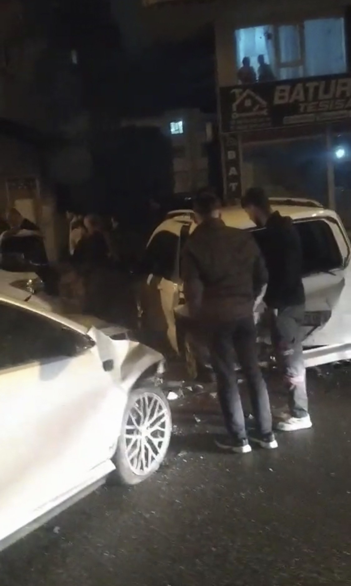 Batman Yeni Siirt Çevre Yolu’nda Park Halindeki Araçlara Çarpan Otomobilin Karıştığı Zincirleme Kazada 1 Kişi Yaralandı, Trafikte Kısa Süreli Yoğunluk Yaşandı (2)