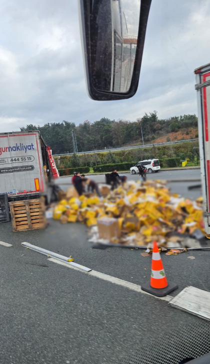 Bursa–İstanbul Otoyolunda Kasaları Yola Saçıldı, Gişeler Kapatıldı! (1)