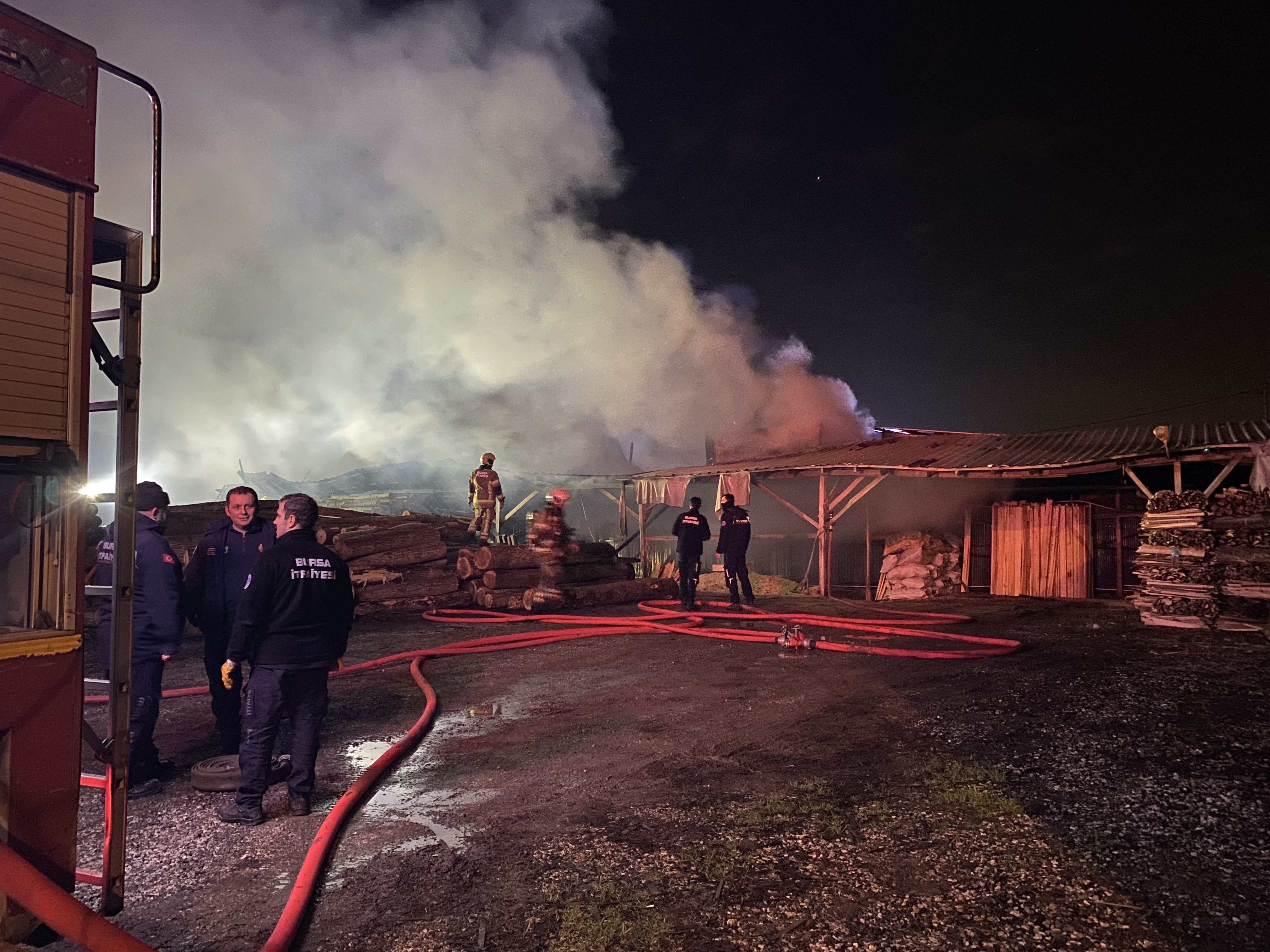 Bursa'da Ahşap Palet Fabrikasındaki Yangın Kontrol Altına Alındı (3)