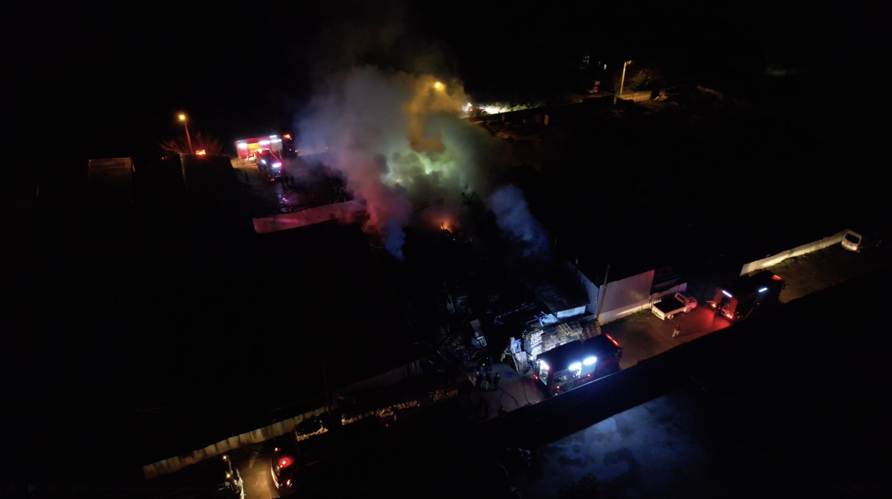 Bursa'da Ahşap Palet Fabrikasındaki Yangın Kontrol Altına Alındı (4)