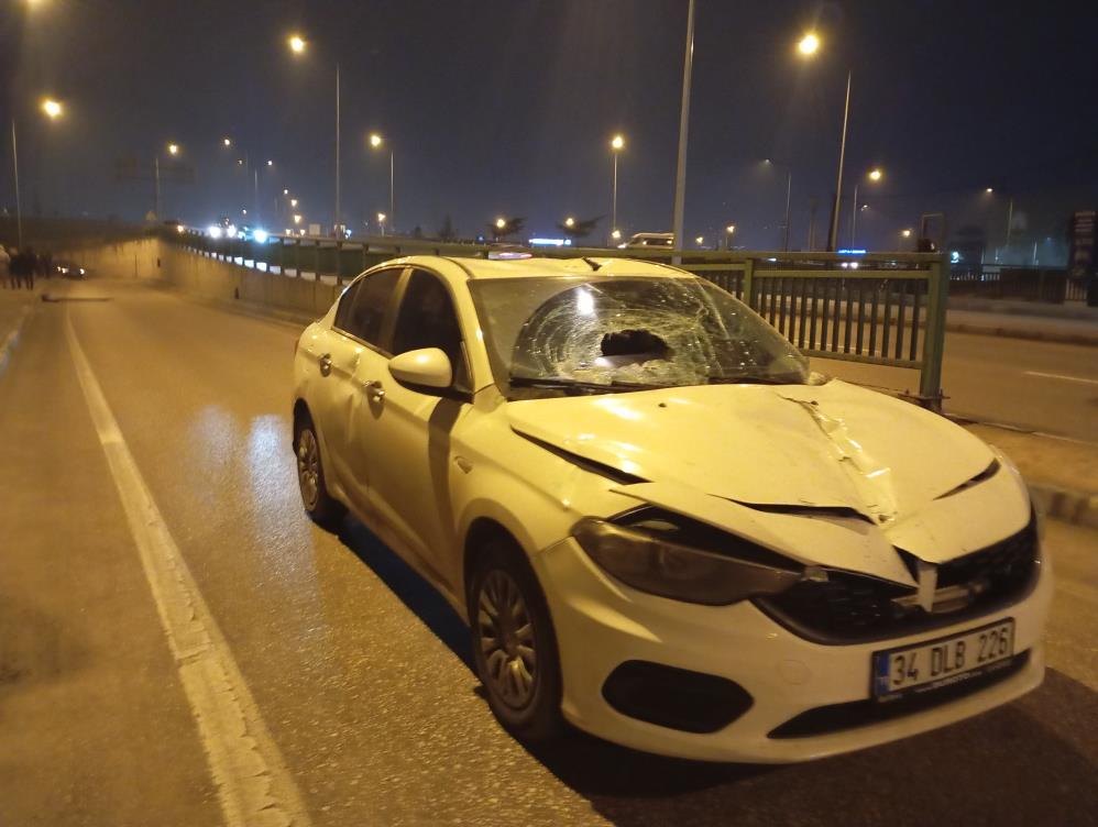 Bursa'da Akıllara Durgunluk Veren Kaza! Bariyerler Araçların Üzerine Düştü (1)