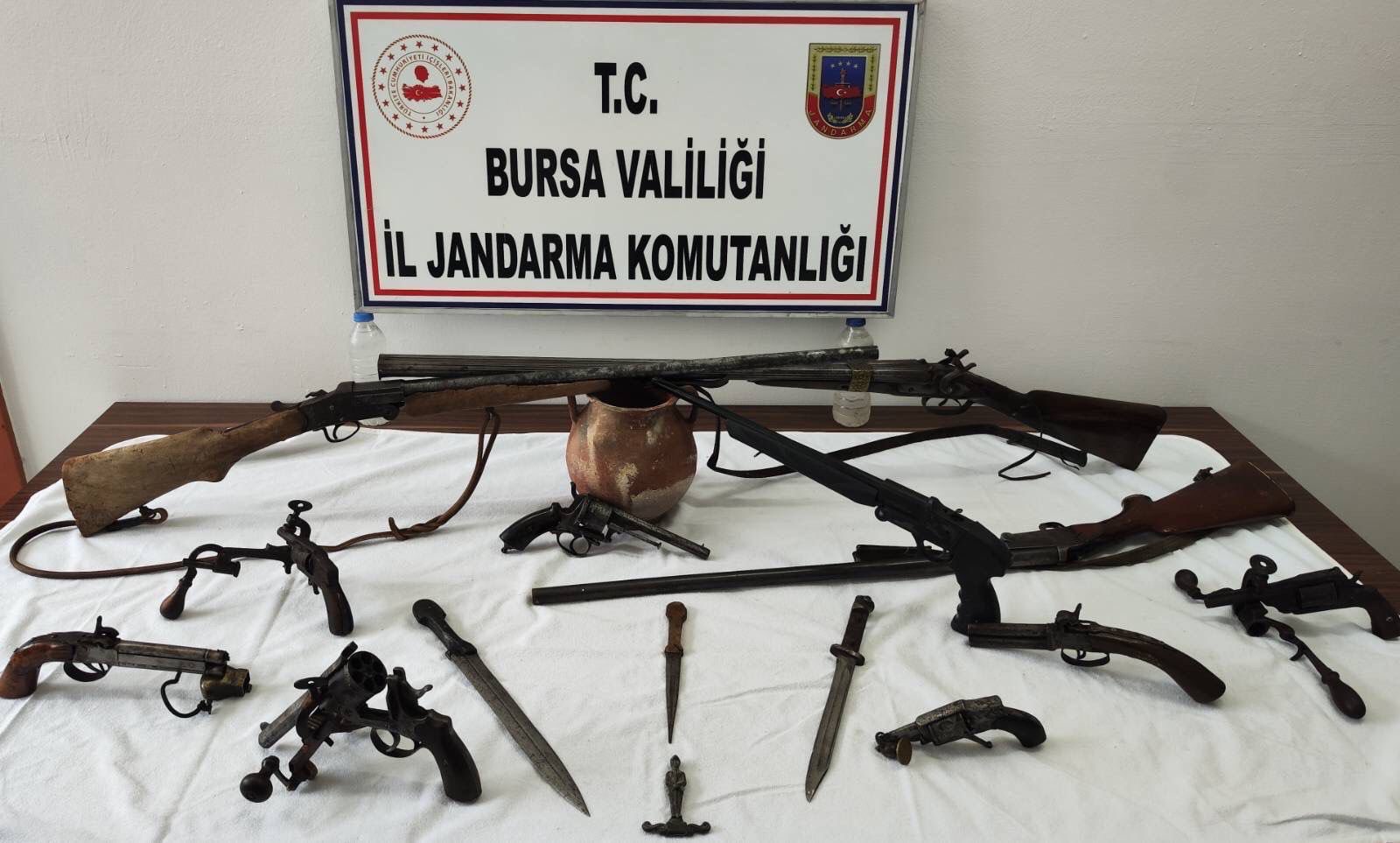 Bursa’da Anadolu Mirası Operasyonu! Tarihi Silahlar Ele Geçirildi (2)