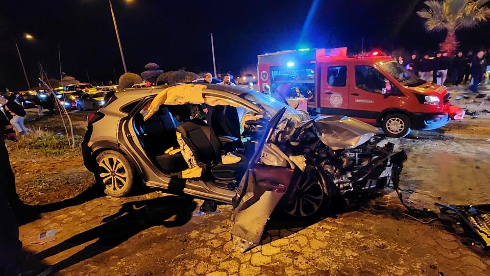 Bursa'da Can Pazarı! İki Araç Kafa Kafaya Çarpıştı (3)