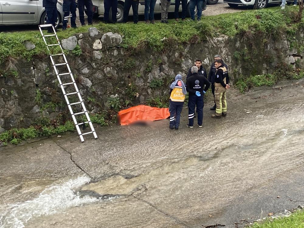 Bursa'da Dereye Düşen Adam Yaşamını Yitirdi! (2)