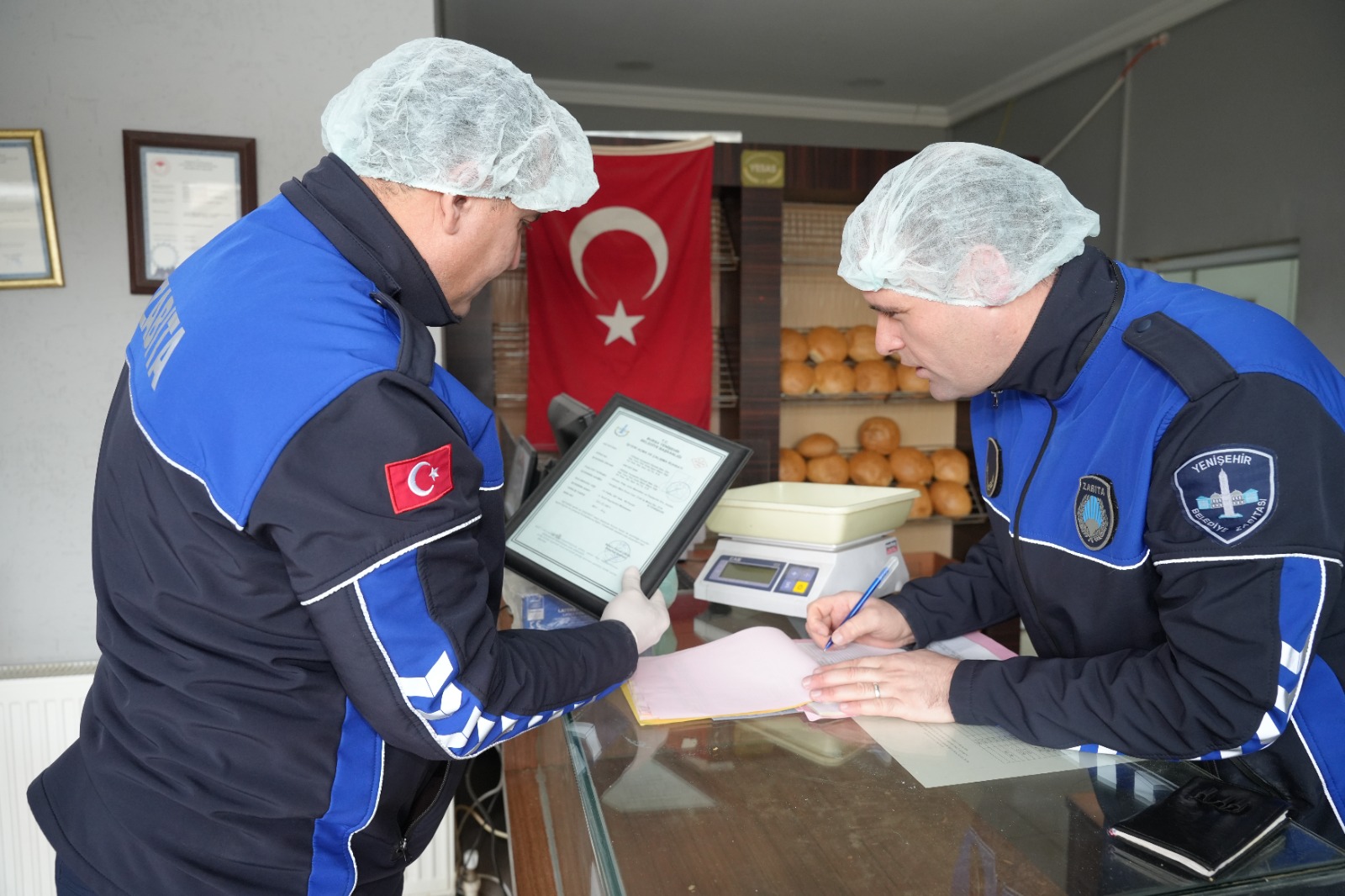 Bursa'da Ekmek Fabrikasında Skandal! Bakın Ekmeğin Içinden Ne Çıktı (1)