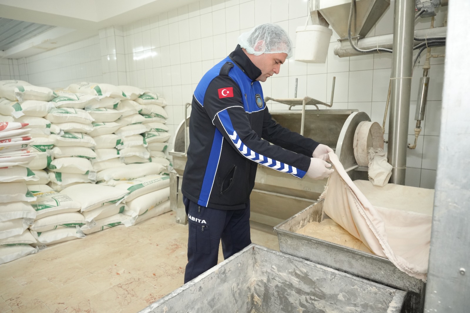 Bursa'da Ekmek Fabrikasında Skandal! Bakın Ekmeğin Içinden Ne Çıktı (4)