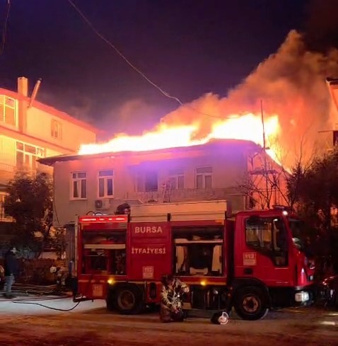 Bursa'da Iki Katlı Evin Çatısında Çıkan Yangın Korku Dolu Anlar Yaşattı! (2)