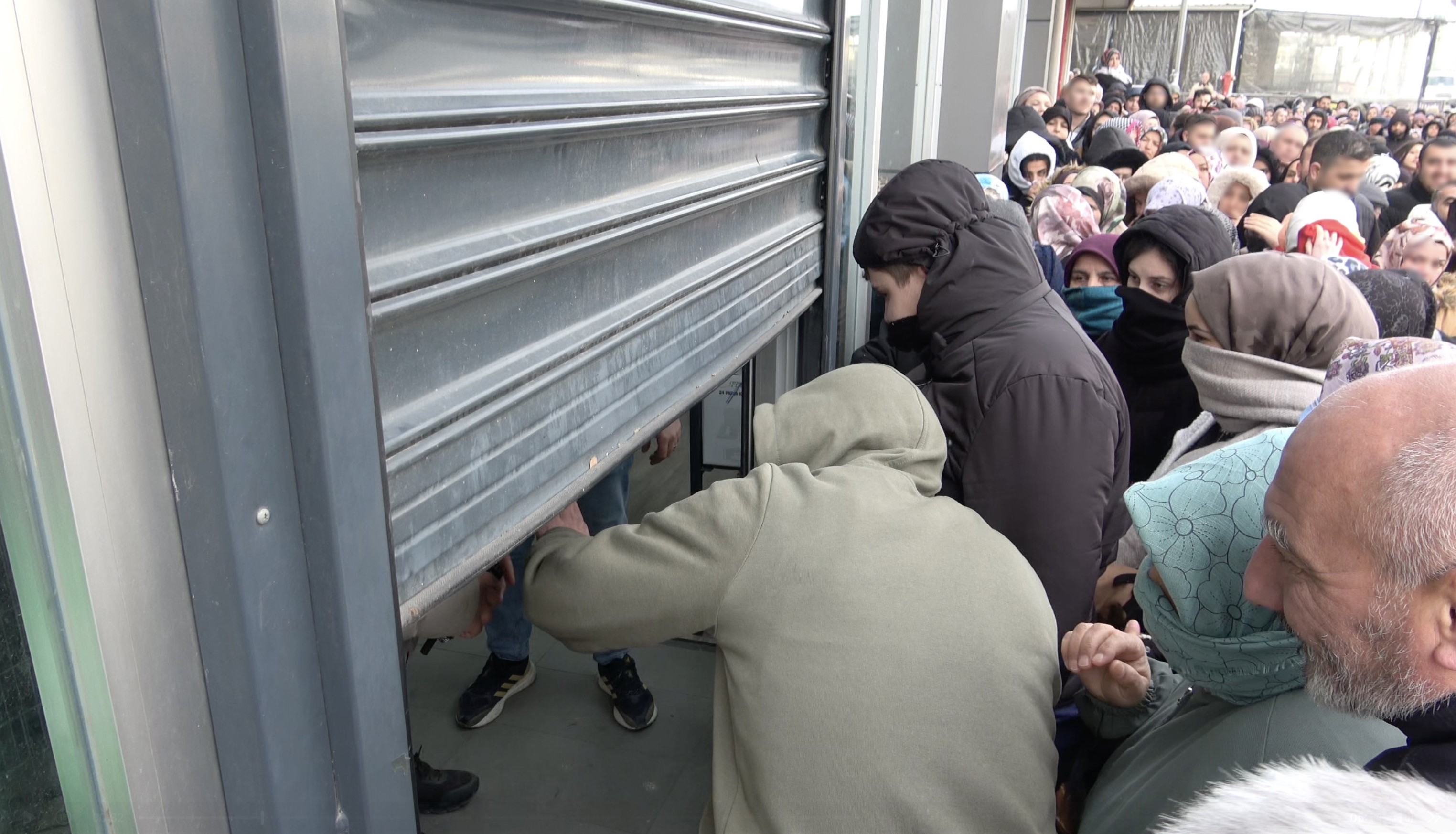 Bursa'da Indirim Izdihamı! 100 Liralık Alışveriş Için Dondurucu Soğukta Saatlerce Beklediler (1)-1