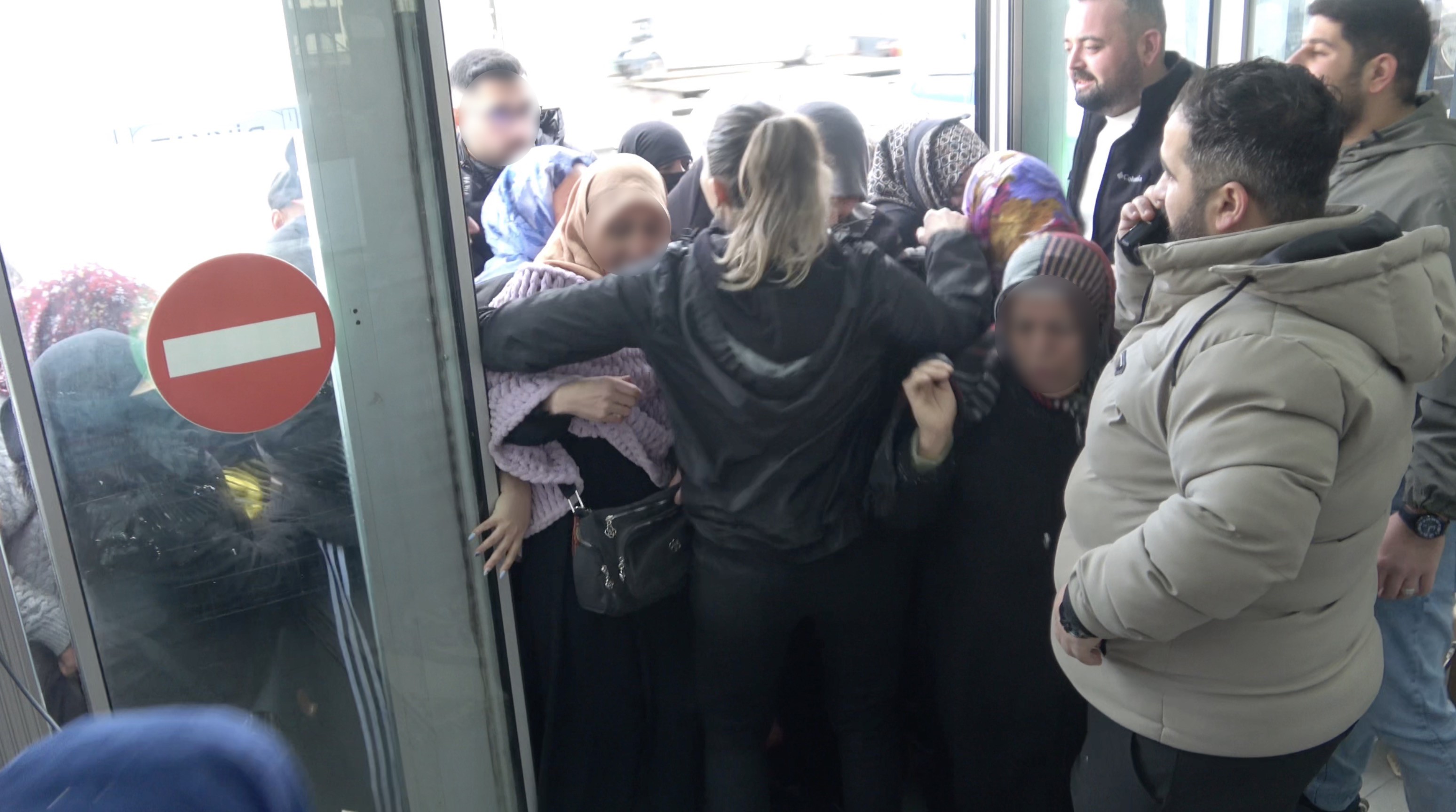 Bursa'da Indirim Izdihamı! 100 Liralık Alışveriş Için Dondurucu Soğukta Saatlerce Beklediler (3)
