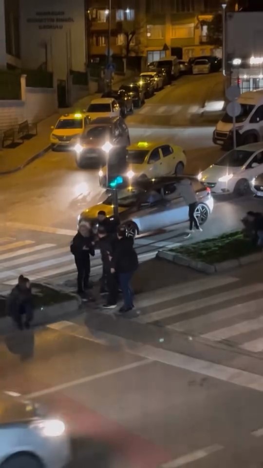Bursa'da Kavga Esnasında Yola Savrulan Çocuk Yürekleri Ağza Getirdi! (2)