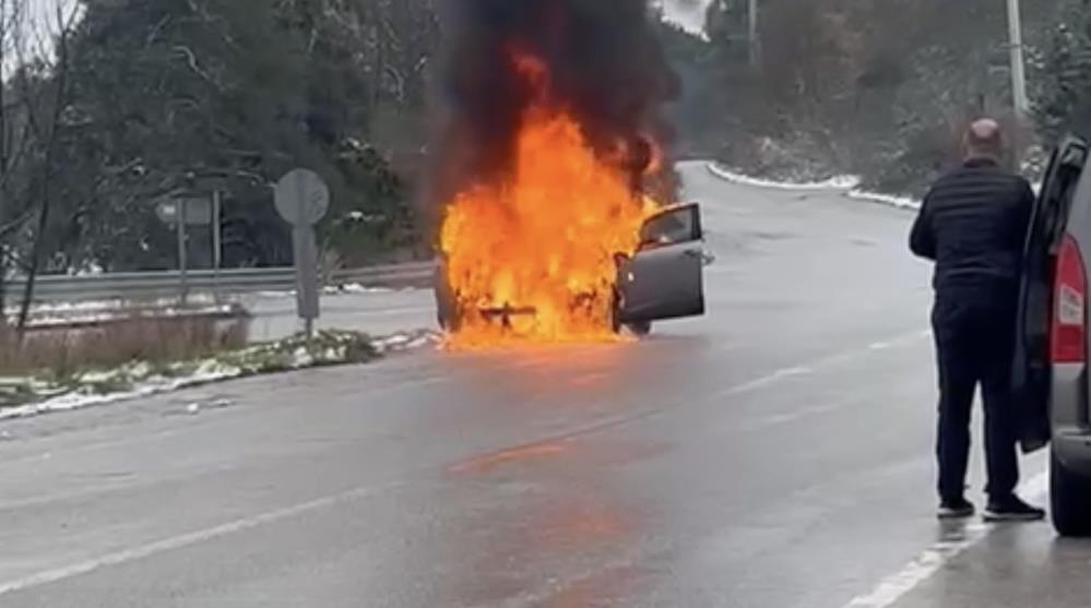 Bursa'da Korku Dolu Anlar! Otomobil Alev Topuna Döndü-1
