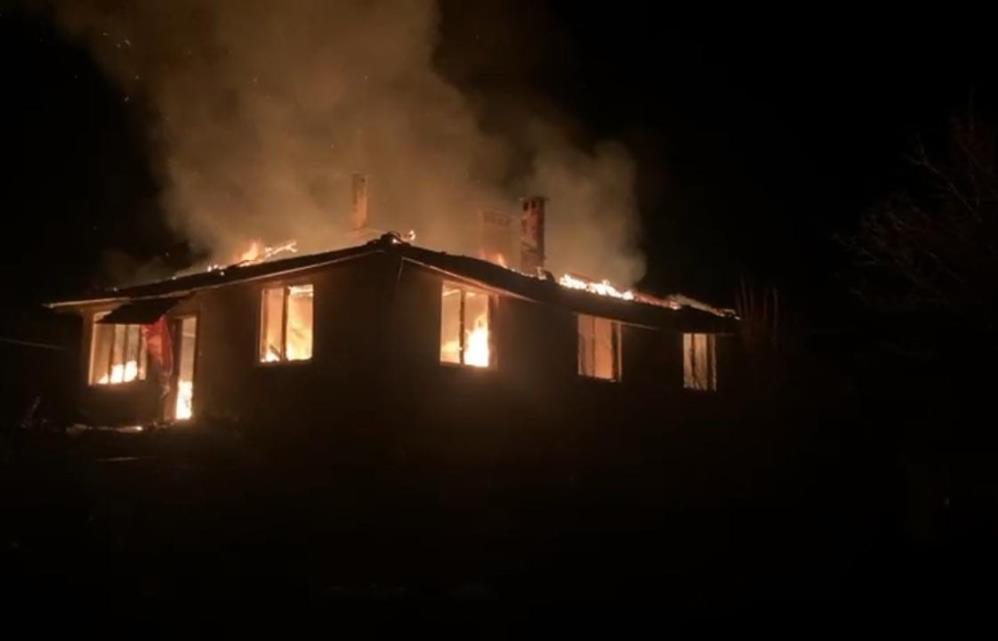 Bursa'da Köy Evi Alevlere Teslim Oldu! (2)