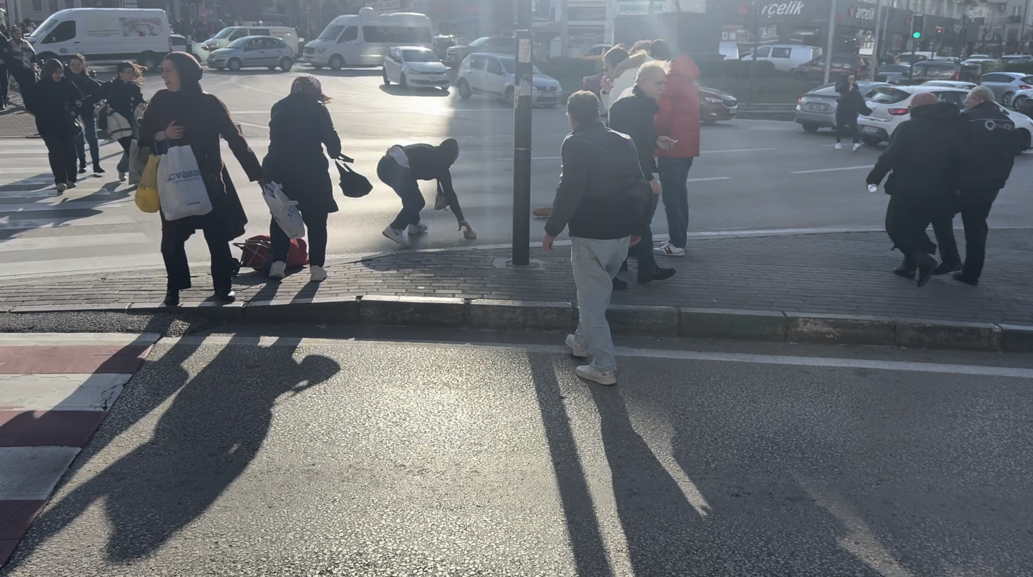 Bursa'da Lodos Zor Anlar Yaşattı! Trafik Lambasına Tutundular (2)