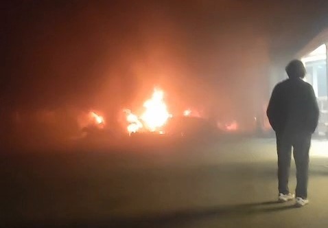 Bursa'da Minibüs Durakları Alev Alev Yandı! 20 Minibüs Son Anda Kurtarıldı (1)