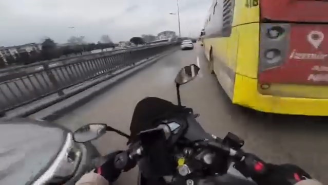 Bursa'da Motosikletli Ölümden Döndü! O Anlar Kameraya Dakika Dakika Kaydedildi-1