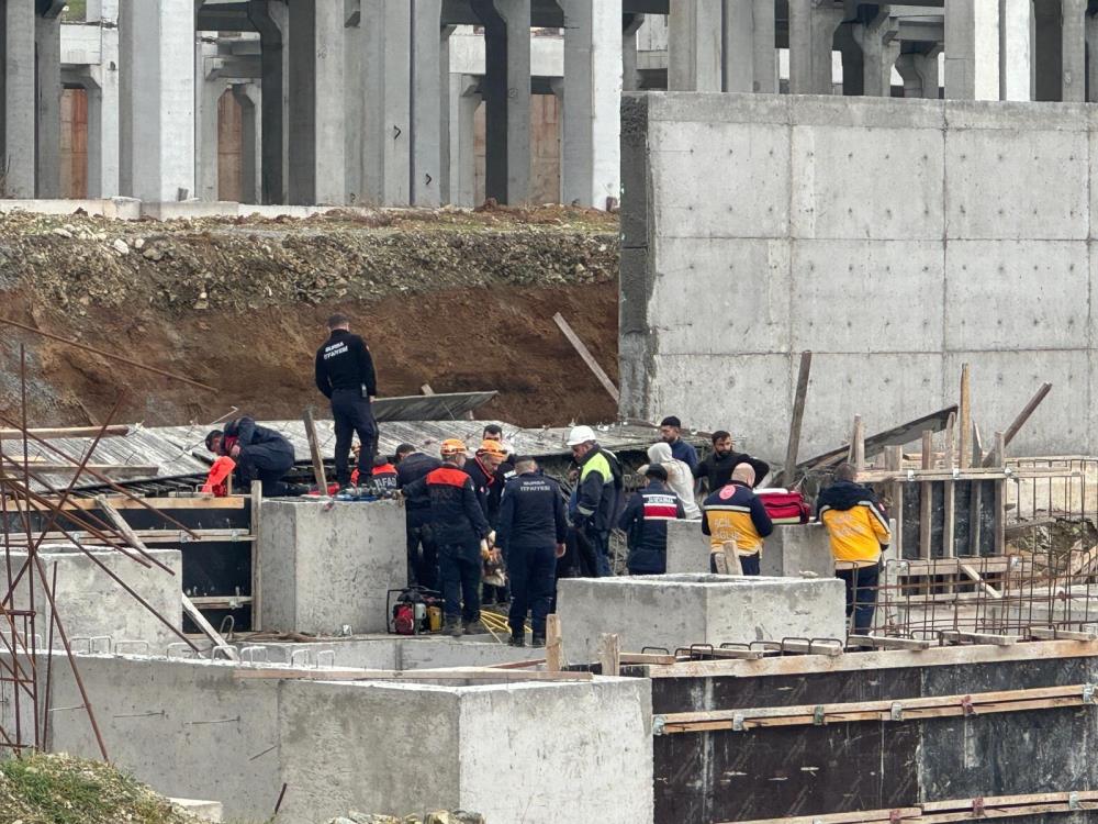Bursa'da Ölü Ve Yaralılar! Tonlarca Betonun Altında Kaldılar (1)