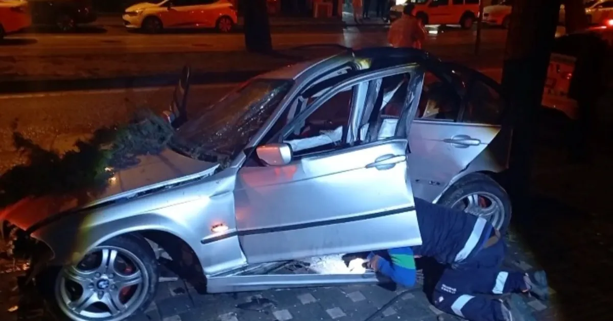 Bursa'da Otomobil Ağaca Çarptı 2 Ağır Yaralı (2)