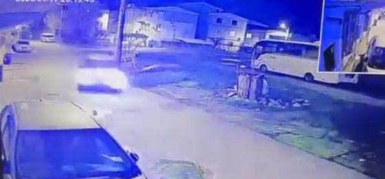 Bursa'da Park Halindeki Otomobile Çarpıp Kaçtı! (2)
