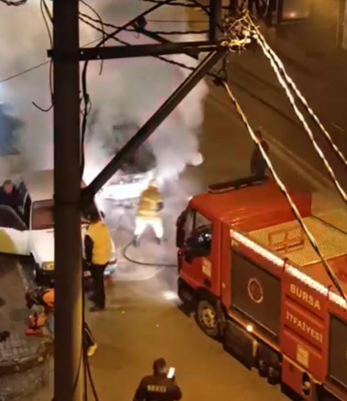 Bursa'da Seyir Halindeki Otomobil Küle Döndü (2)
