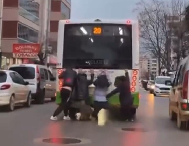 Bursa'da Tehlikeli Yolculuk Yürekleri Ağıza Getirdi! (2)