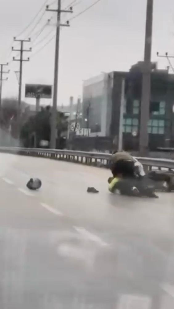 Bursa'da Tekme Ve Yumruklar Havada Uçuştu! Kadınlar Araya Girdi.. (2)