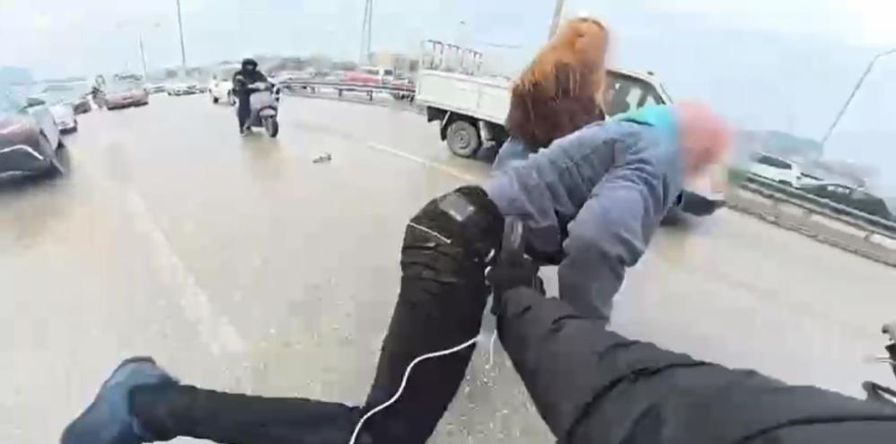 Bursa'da Trafikte Uçan Tekmeler! O Anlar Şaşkınlık Yarattı! (1)