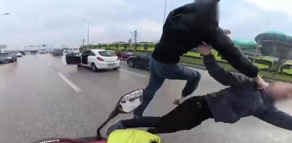 Bursa'da Trafikte Uçan Tekmeler! O Anlar Şaşkınlık Yarattı! (2)