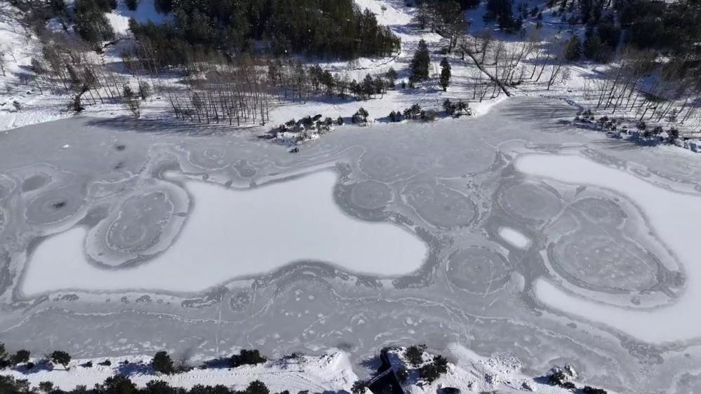 Bursalı Dağcı 6 Yıldır Buz Tutan Göllerin Üzerinde Yürüyüp Içine Giriyor! (2)
