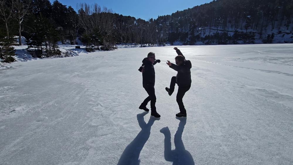 Bursalı Dağcı 6 Yıldır Buz Tutan Göllerin Üzerinde Yürüyüp Içine Giriyor! (3)