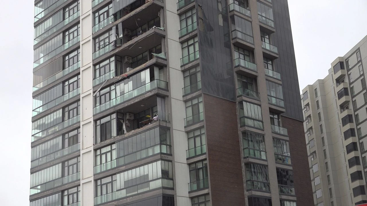 Bursa'nın Nilüfer Ilçesinde Hızı 75 Kilometreyi Aşan Lodos Nedeniyle Bir Sitenin Beş Dairesindeki Cam Balkon Sistemleri Yerinden Sökülerek Metrelerce Uzağa Fırladı.