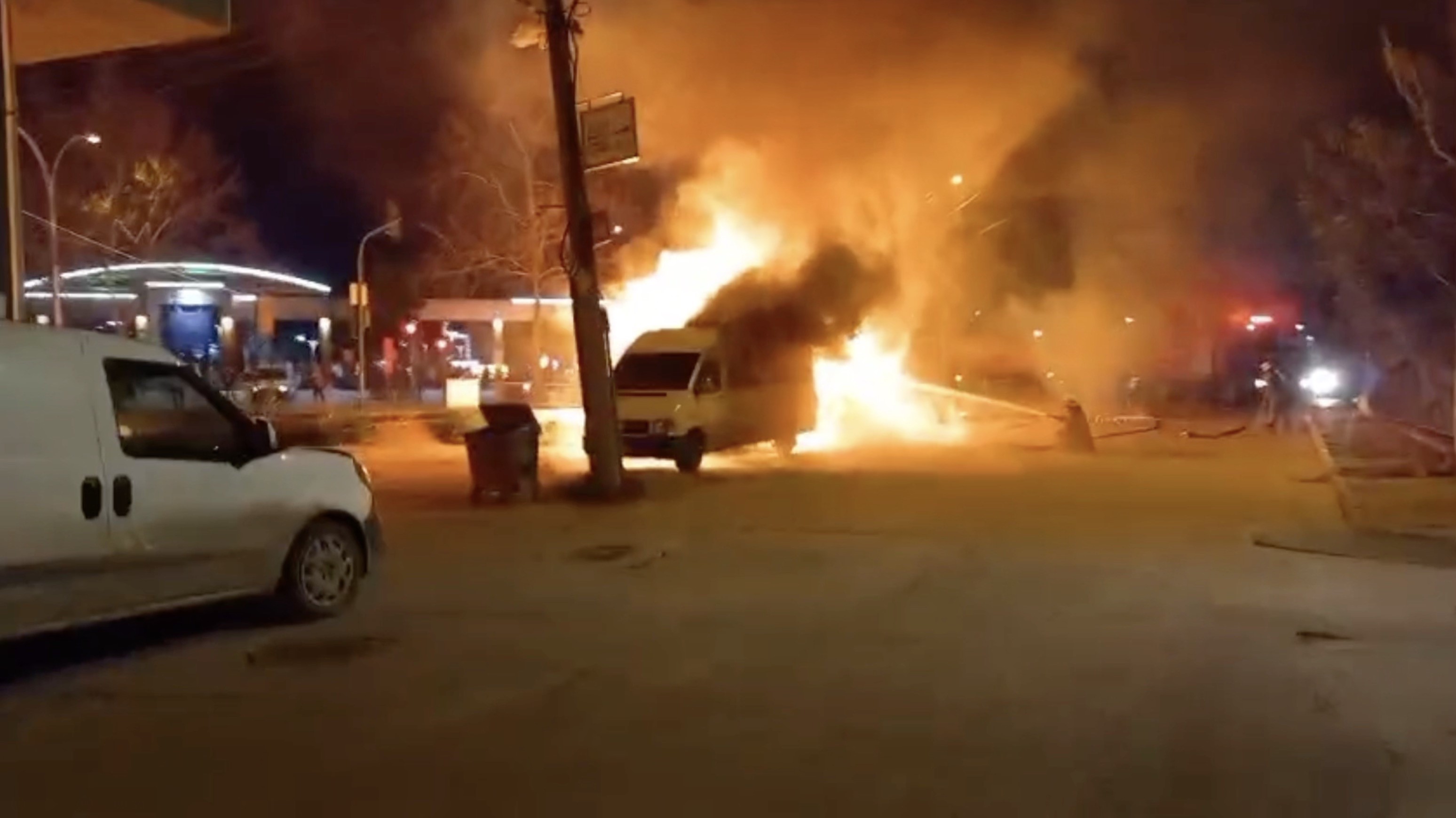 Bursa’nın Osmangazi Ilçesinde Bir Barakada Çıkan Yangın, Yanında Park Halindeki Minibüse Sıçradı. Yangın Itfaiye Ekiplerince Söndürüldü (2)