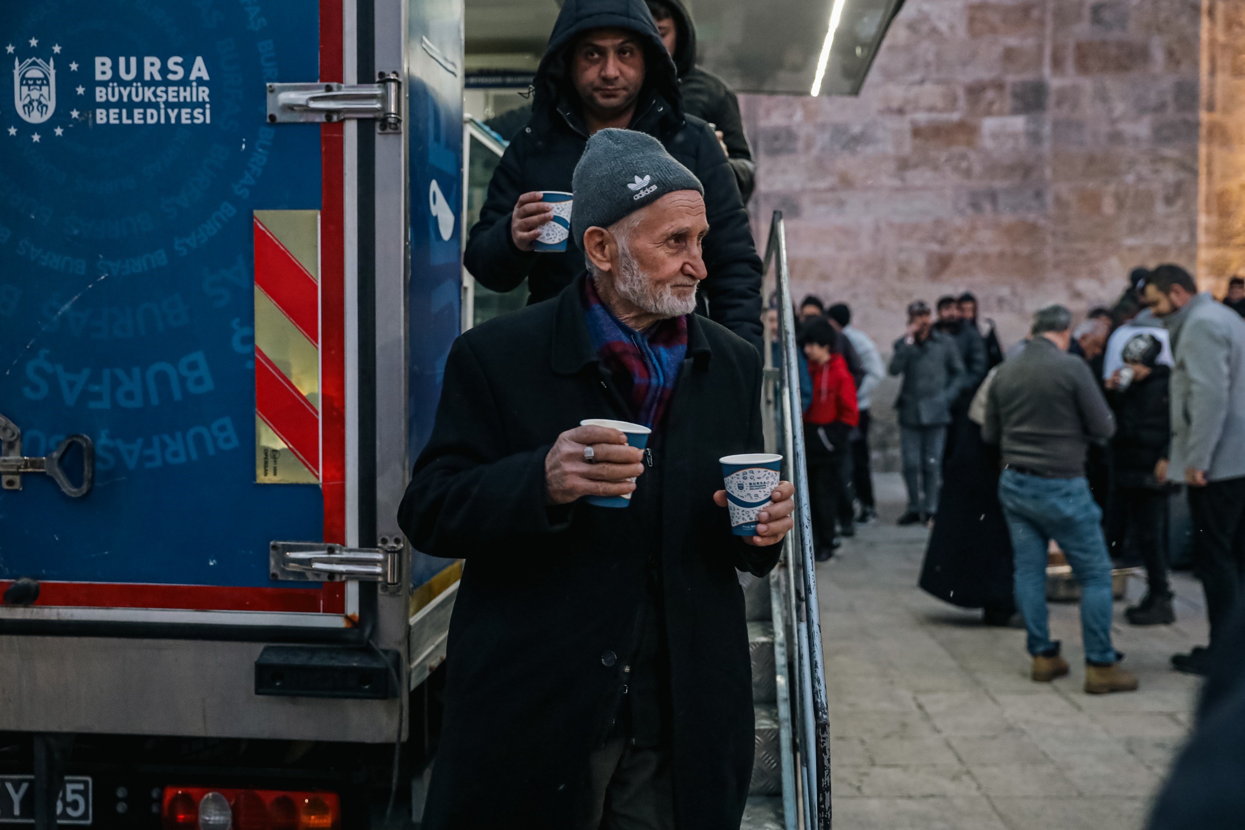 Büyükşehir’den Vatandaşa Sıcak Çorba Ikramı (1)