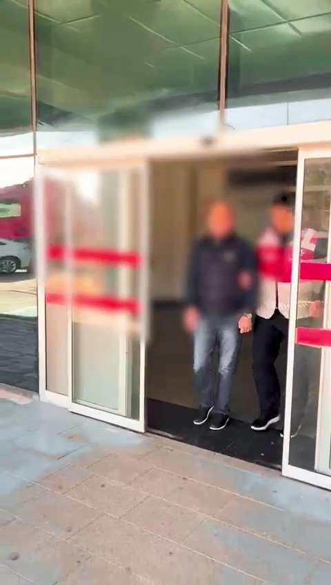 Çanakkale’de Bir Vatandaşın 4 Milyon Tl’lik Altınları Ve Banka Hesabındaki 500 Bin Tl’yi Dolandıran 3 Şüpheli Tutuklanarak Cezaevine Gönderildi (2)