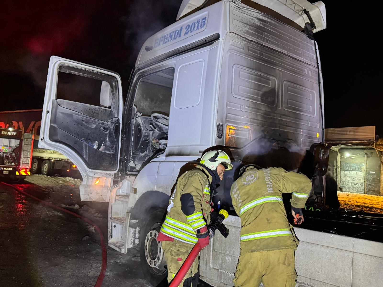 Cizre’de Seyir Halindeki Tır Alevlere Teslim Oldu (2)