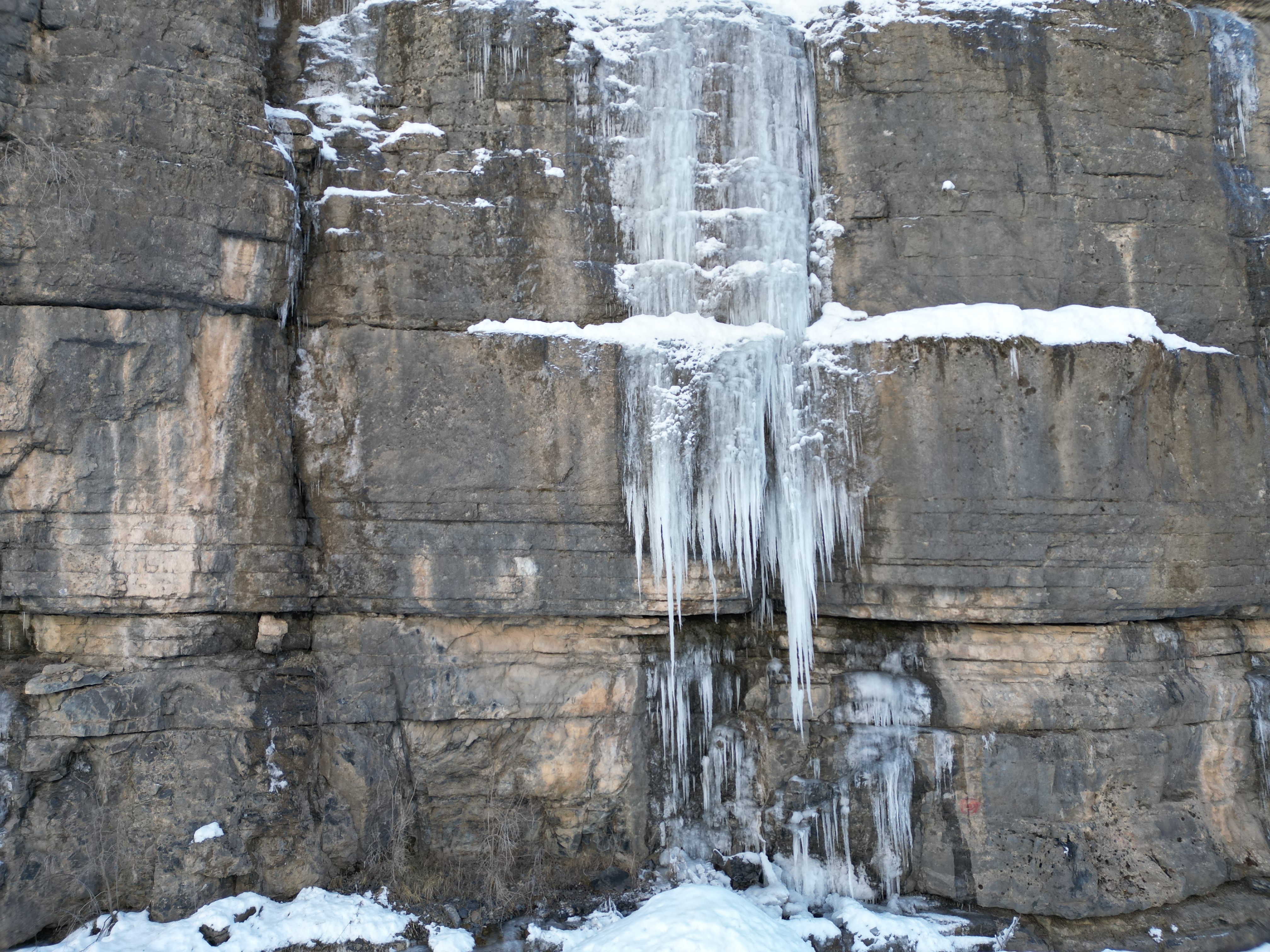 Dağlarda Buzdan Şelale Oluştu (1)