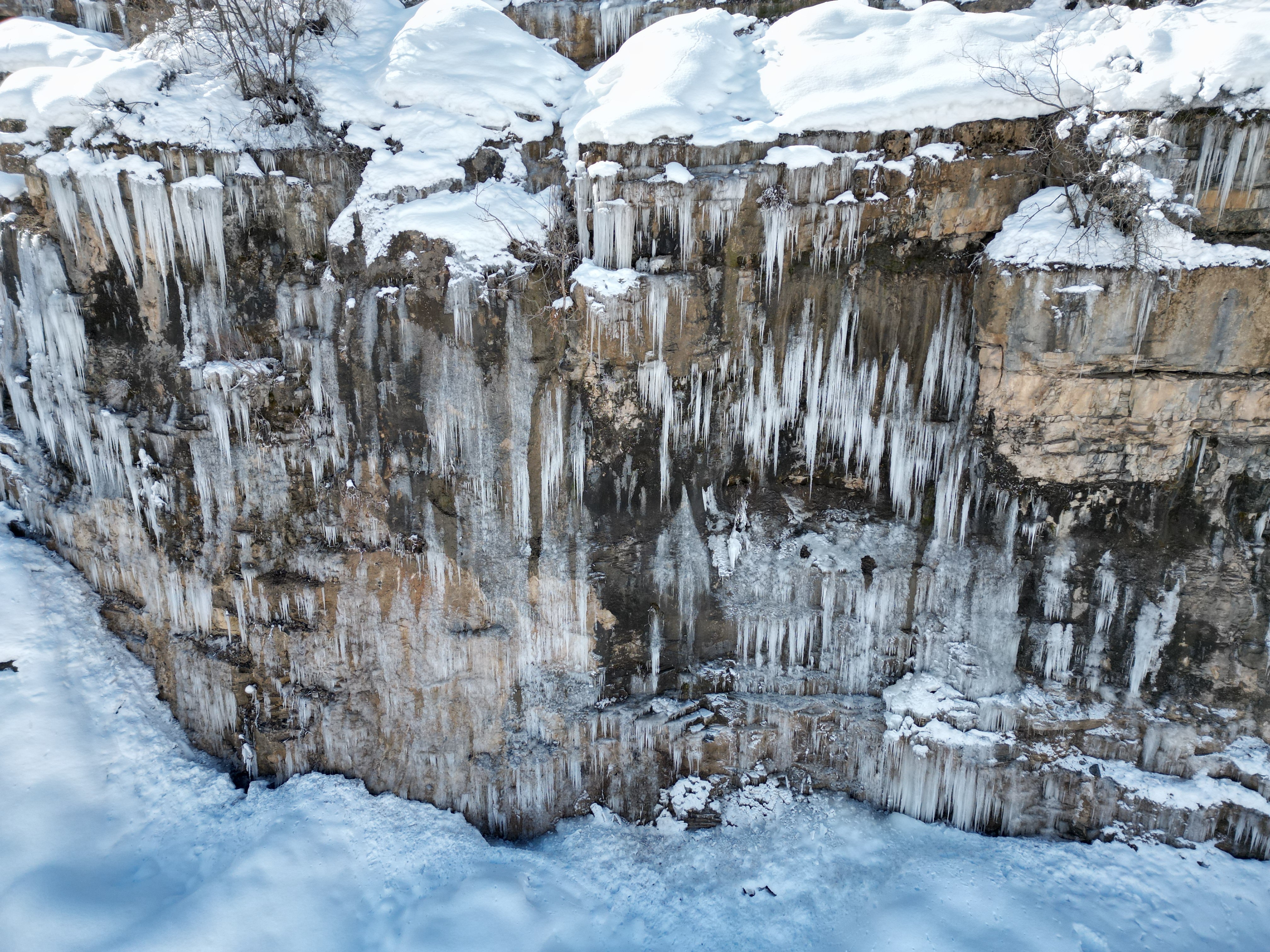 Dağlarda Buzdan Şelale Oluştu (3)