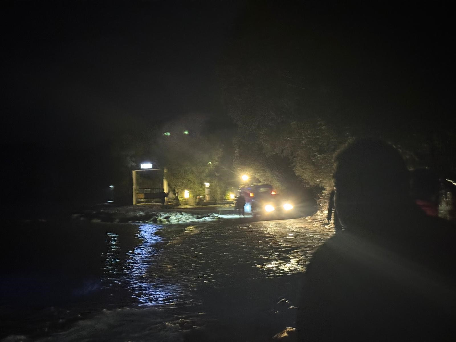 Datça’da Sele Kapılan Sürücü, Çalıya Tutunarak Hayatta Kaldı (4)