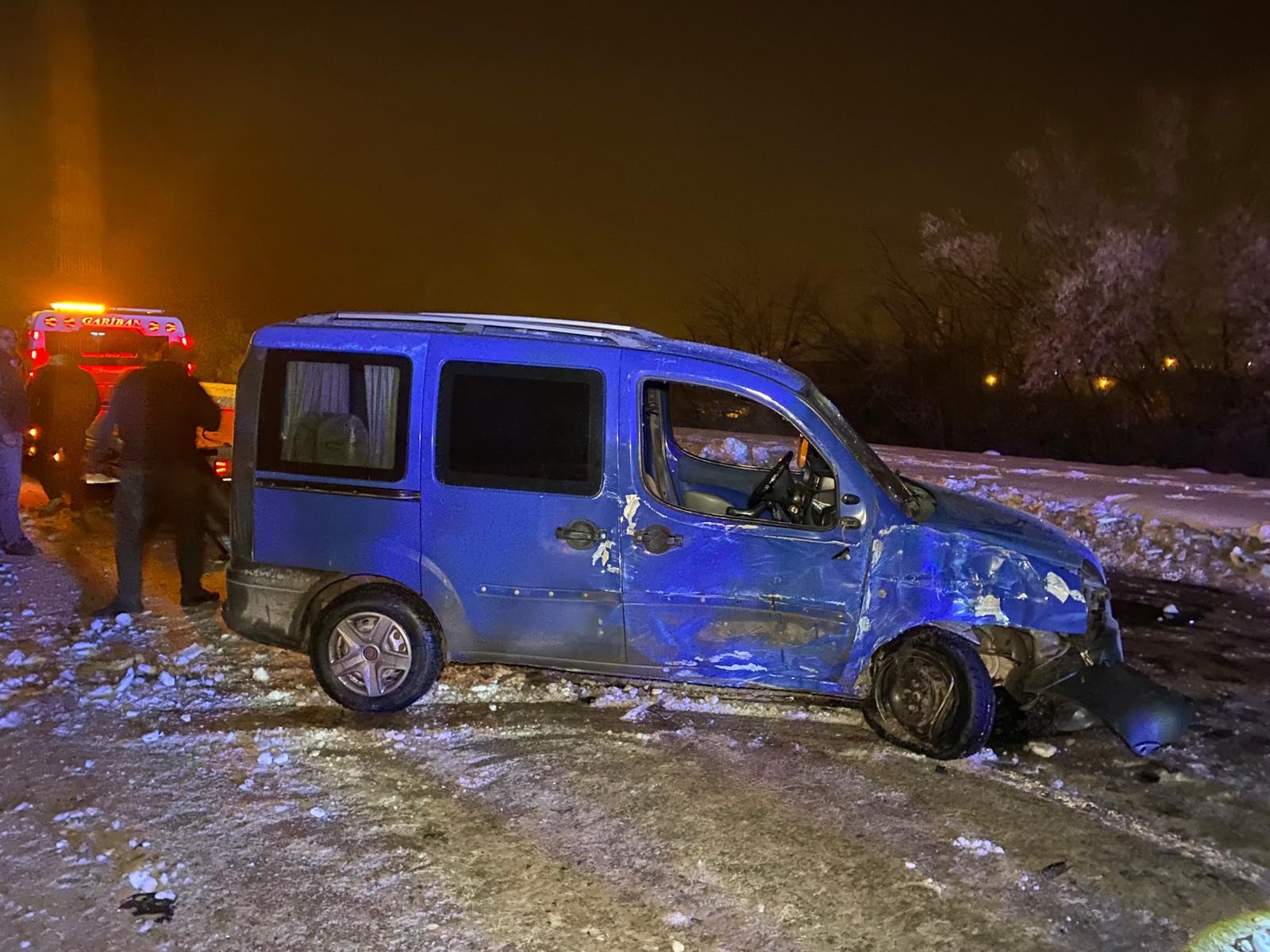 Elazığ’da Yurtbaşı Yolunda Hafif Ticari Aracın Aydınlatma Direğine Çarpıp Karşı Şeride Geçtiği Kazada 4 Kişi Yaralandı (2)