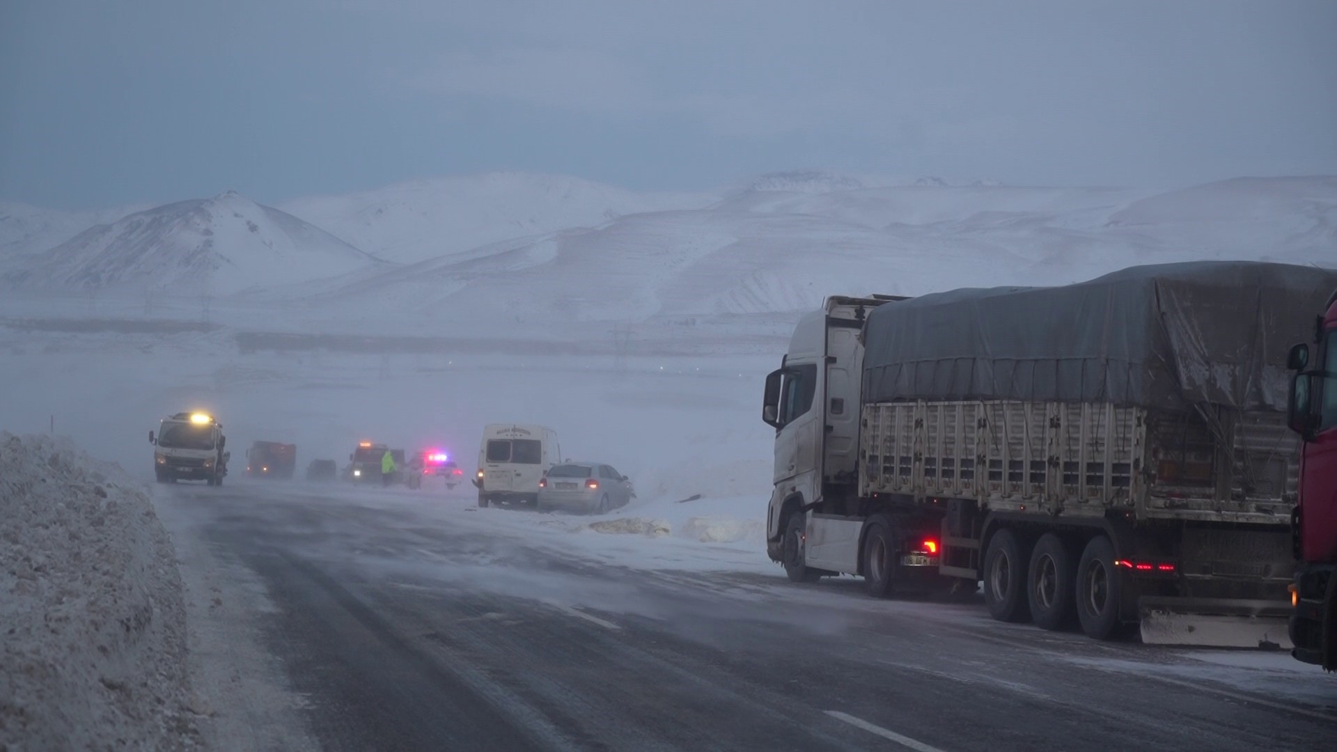 Erzurum Artvin Karayolunda Tipi Etkili Oldu, 6 Araç Kaza Yaptı (1)