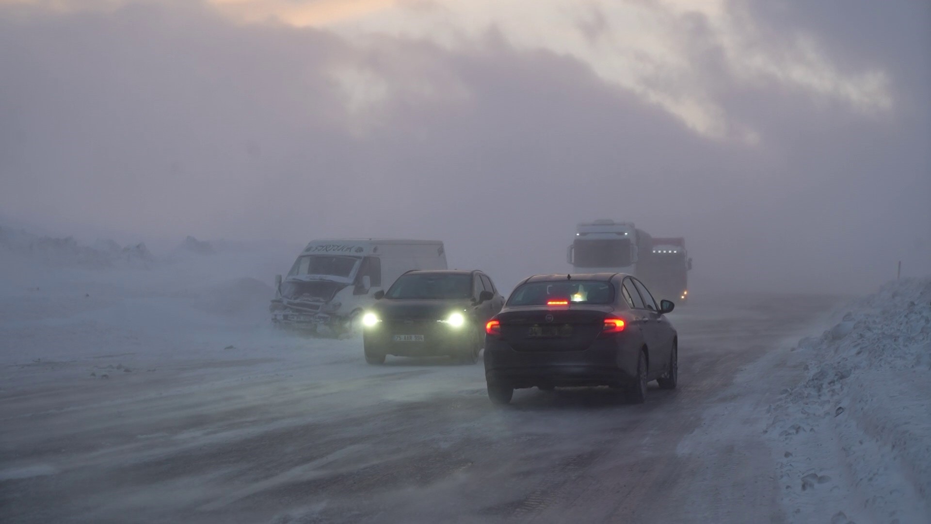 Erzurum Artvin Karayolunda Tipi Etkili Oldu, 6 Araç Kaza Yaptı (2)