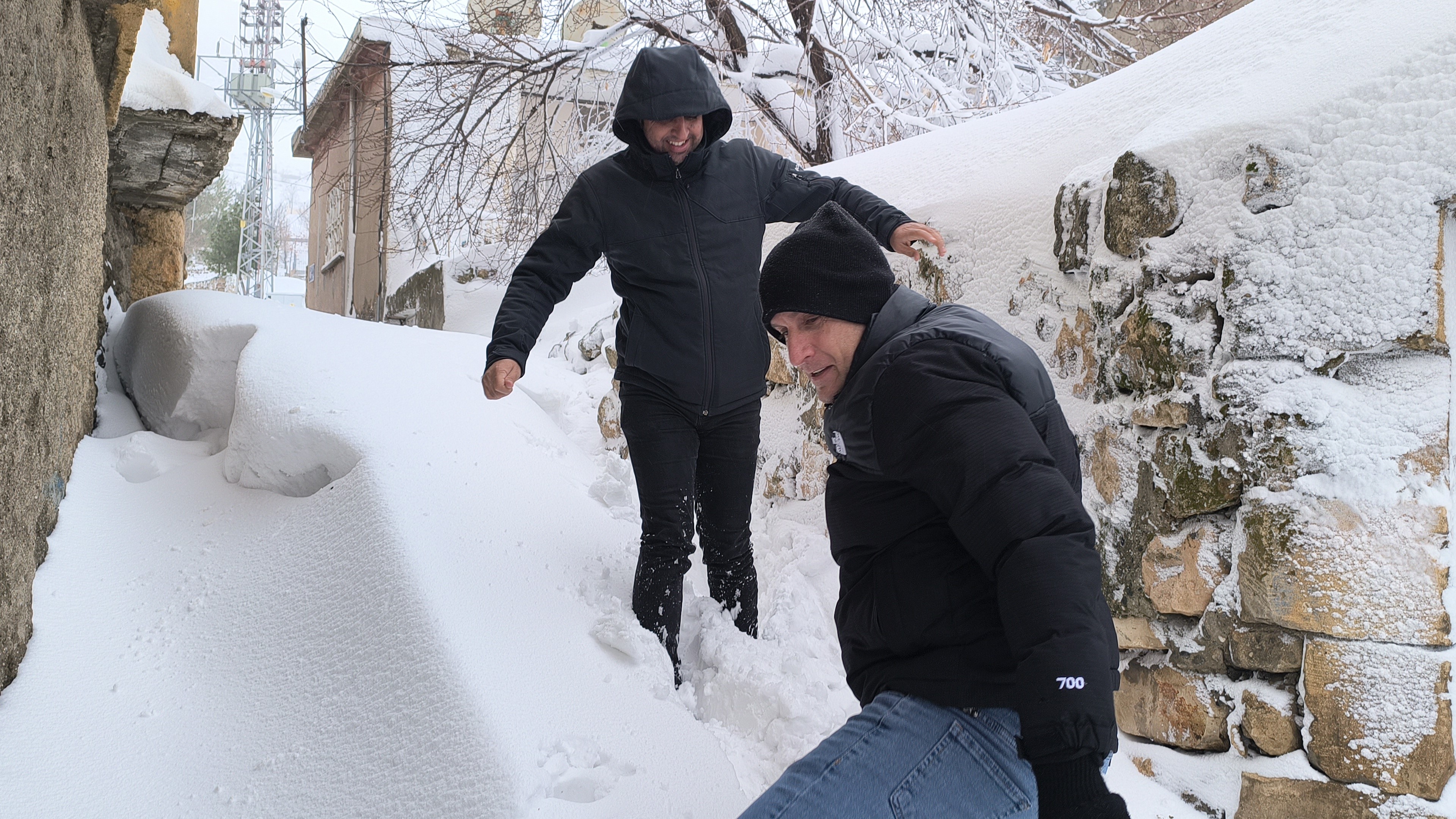 Gercüş'te Kar, Arabaların Boyunu Geçti (2)