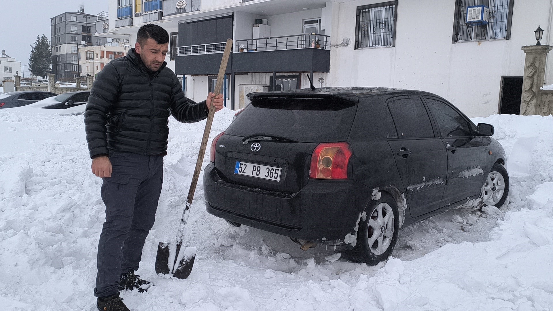 Gercüş'te Kar, Arabaların Boyunu Geçti (3)