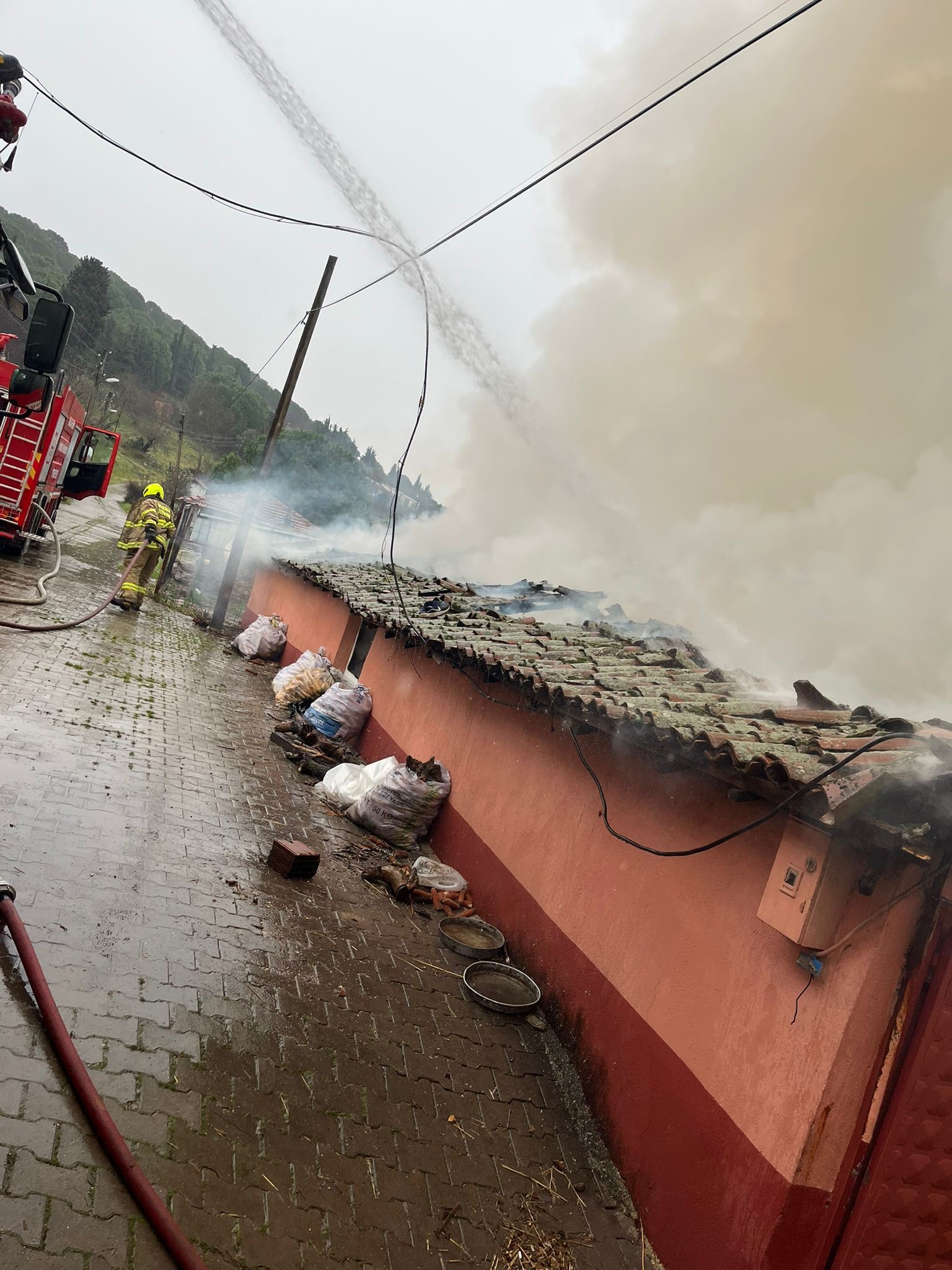 Gönen’de Müstakil Ev Yangında Kullanılamaz Hale Geldi (1)