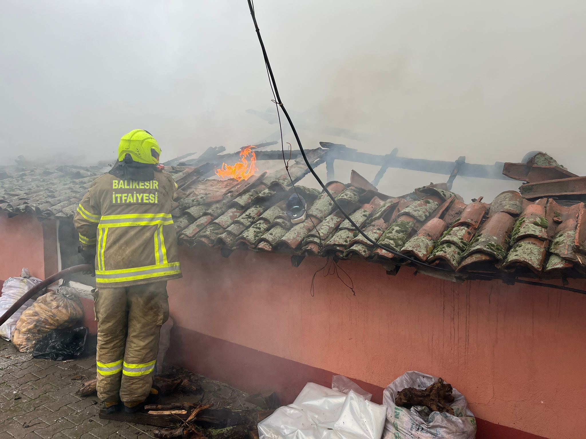 Gönen’de Müstakil Ev Yangında Kullanılamaz Hale Geldi (3)